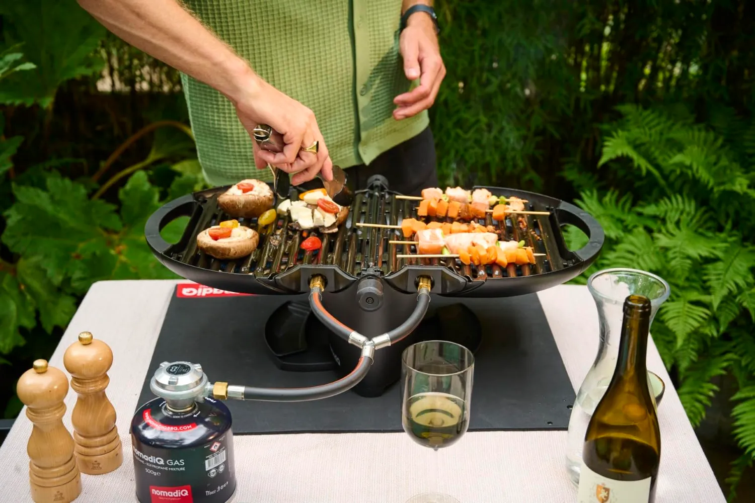 NomadiQ BBQ 3.0 Tischgrill Gas Schwarz 2 Brenner 5,6 kg
