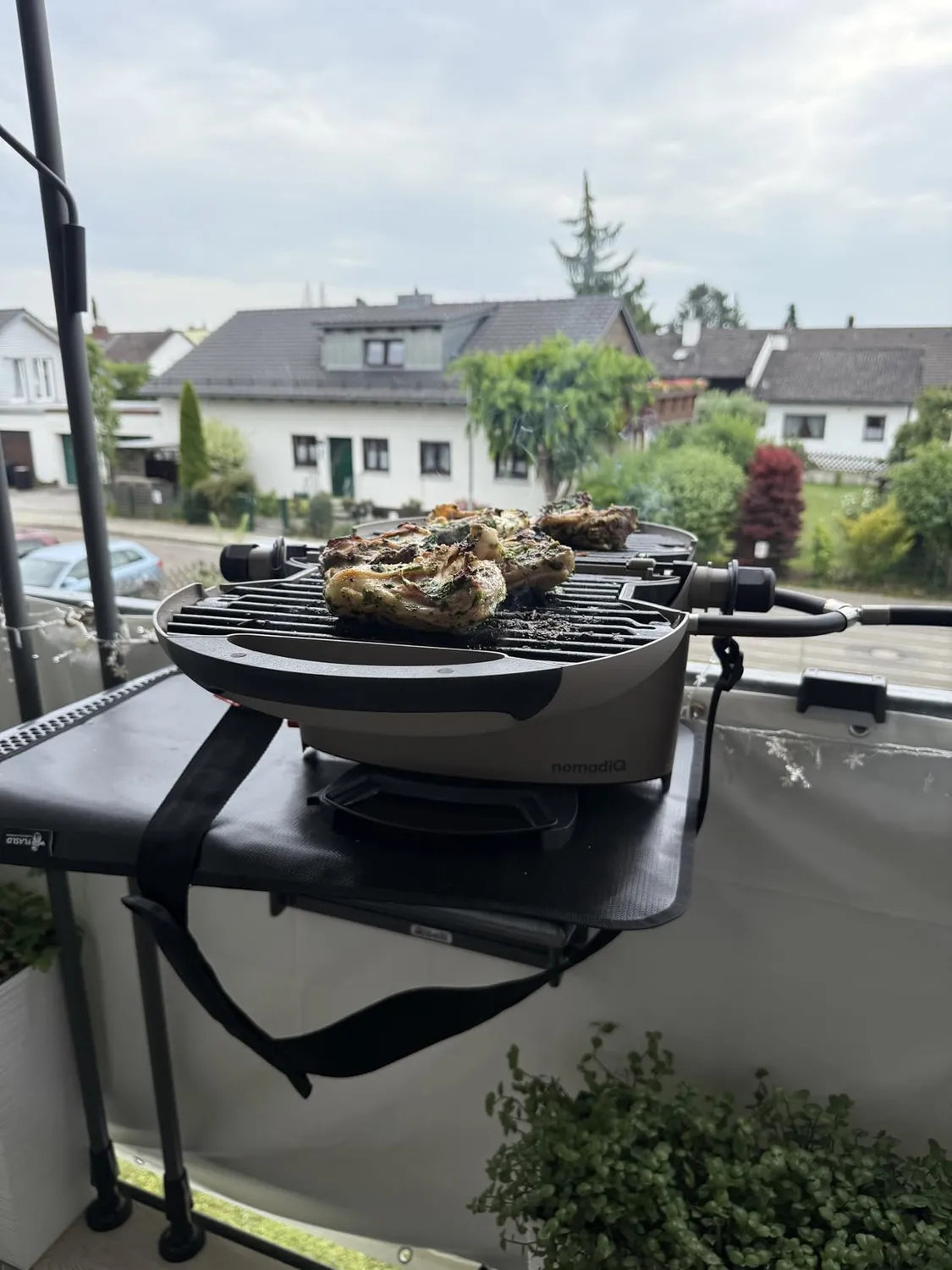 NomadiQ BBQ 3.0 Tischgrill Gas Grau 2 Brenner 5,6 kg